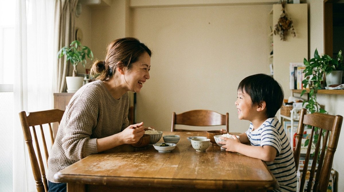 食卓を囲んで笑顔を見せる親子